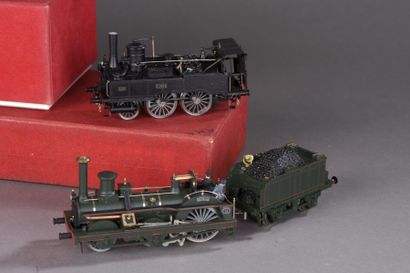 null RIVAROSSI – RMA : locomotive de type CRAMPTON PLM, verte avec tender à 2 essieux.

METROP...