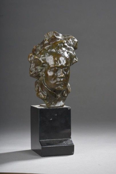 null Alfred PINA (1887-1966)

Tête de Beethoven

Epreuve en bronze à patine brun-vert

Fonte...