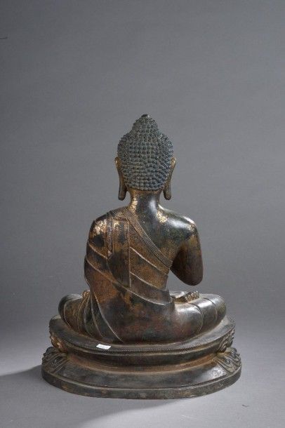 null Statuette en bronze anciennement doré et laqué, représentant Bouddha assis en...