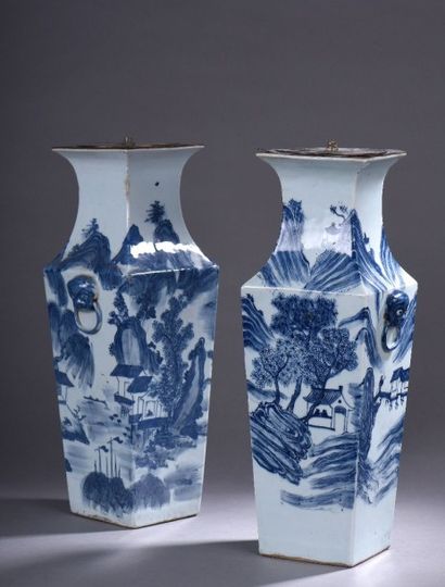 null Paire de vases de forme balustre quadrangulaire en porcelaine à décor en bleu...