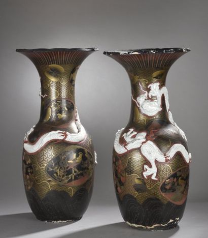null Paire de vases monumentaux en porcelaine, à base cintrée, panse ovoïde, haute...