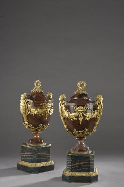 null Rare paire de vases couverts sur piédouche en « alabastro fiorito » à très riche...