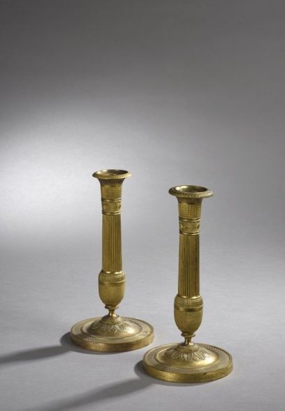 null PAIRE DE BOUGEOIRS en bronze ciselé et doré décoré à la molette. Fût en colonne...