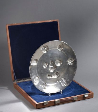 null Pablo PICASSO (1881-1973)
Plat en argent repoussé à décor de visage clownesque.
Cachet...