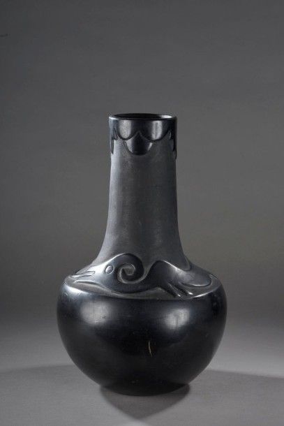 null ROSE

Vase en céramique noire à décor d'un animal stylisé. Signé sous la base.

(Petite...
