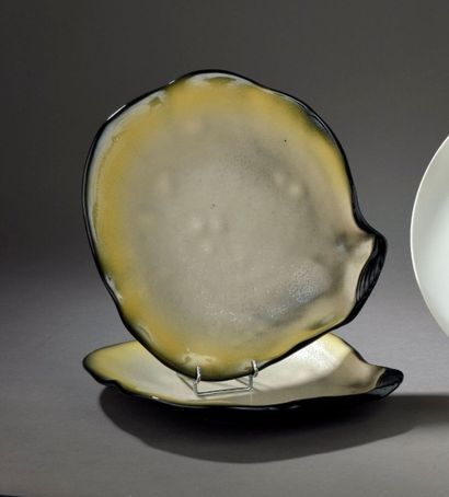 null Pol CHAMBOST (1906-1983)
Deux COUPES en forme de COQUILLAGE, vers 1955
Faïence...