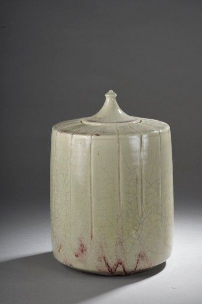 null Mirko ORLANDINI (1928-1995)
Pot couvert de forme cylindrique à fort épaulement,
marqué...