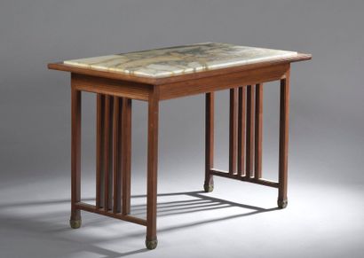 null SERRURIER-BOVY Gustave (1858-1910) (Attribué à)
Petite table en chêne à plateau...