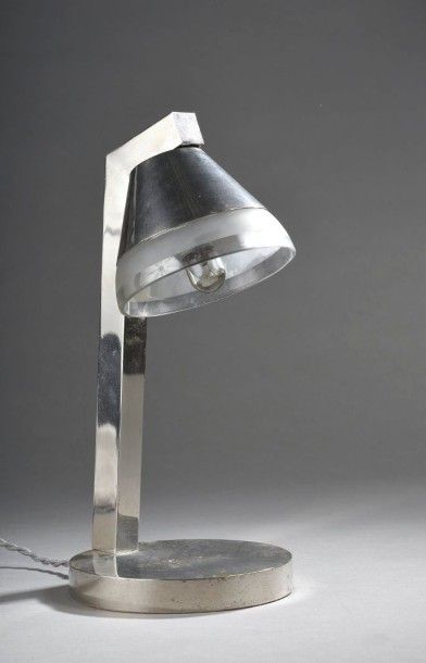 null Louis DAMON (1860-1947)
Lampe potence en laiton nickelé, cache ampoule tronconique...