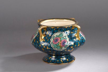 null Cache pot en porcelaine de Vienne à décor polychrome sur fond or de fleurs