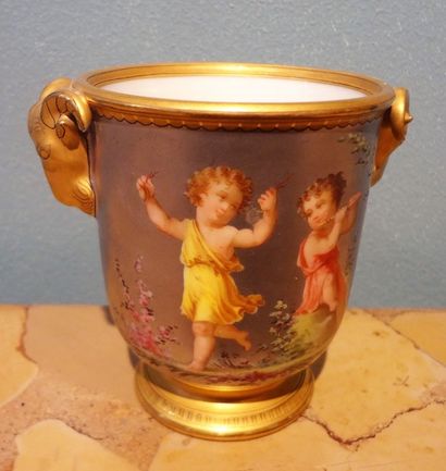 null Pot en porcelaine à décor de putti musiciens

Paris, fin du XIXème siècle

Haut....