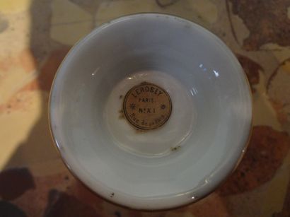 null Pot en porcelaine à décor de putti musiciens

Paris, fin du XIXème siècle

Haut....