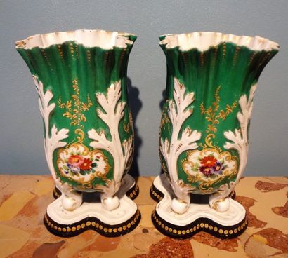 Paire de vases en porcelaine, à décor de...