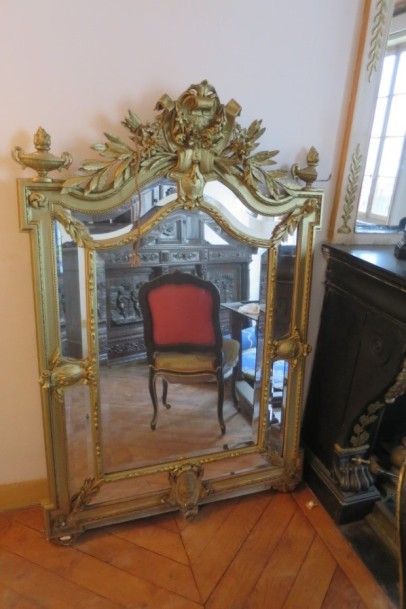 null Miroir à parecloses en bois doré et sculpté

150 x 100 cm