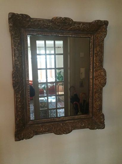 null Miroir dans un encadrement en bois doré et sculpté de rinceaux feuillagés

Epoque...