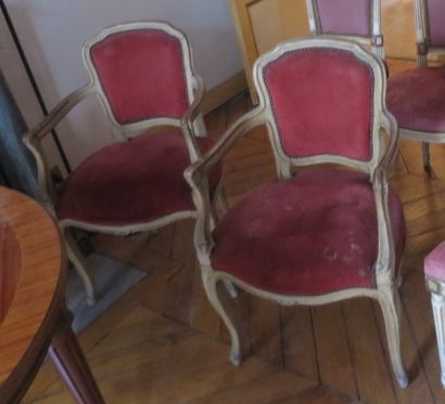 Paire de fauteuils en bois laqué blanc. Style...