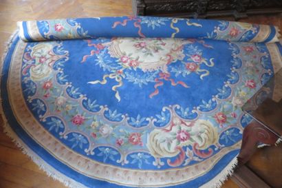 2 tapis ronds à fond bleu et décor fleuri....