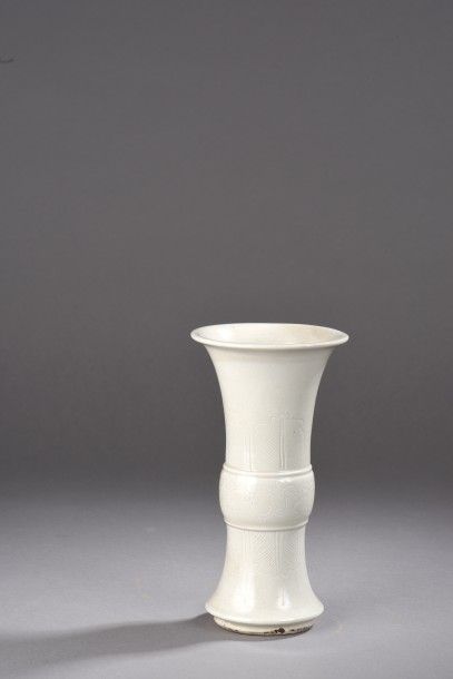 Vase de forme gu en grès à couverte ivoire...