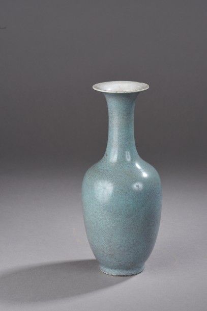  Vase de forme pansu à col évasé en porcelaine émaillée bleu poudré. Eclat à la lèvre....