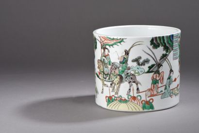  Pot à pinceaux de type bidong en porcelaine à décor dans le style de la famille...