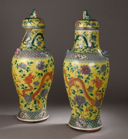 null Paire de grands vases couverts de forme balustre en porcelaine à décor polychrome...