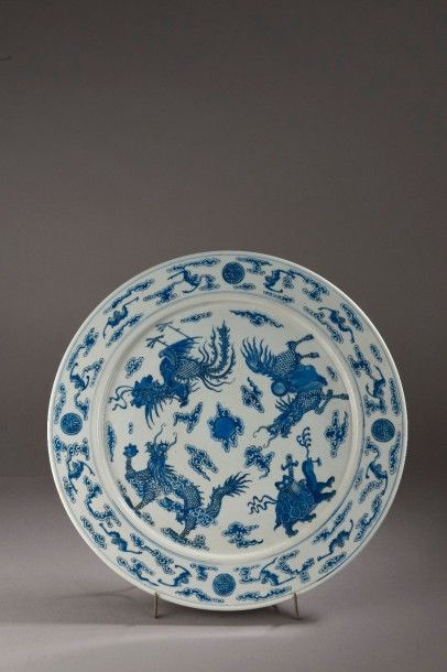 Grand plat en porcelaine à décor bleu et...