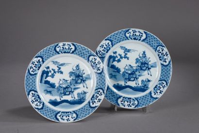 null Paire d'assiettes en porcelaine blanc-bleu à décor de scènes de chasses 

Chine

(égrenures)

Diam...