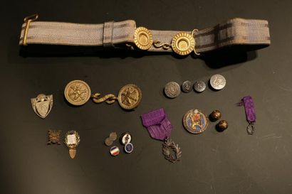 null Lot comprenant :

- Divers médailles et insignes militaires

- Insigne du lycée...