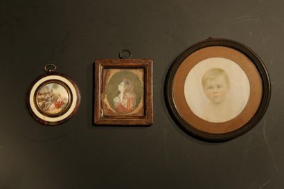 null Lot de 3 miniatures : portrait d'enfant signé, scène galante et femme prian...