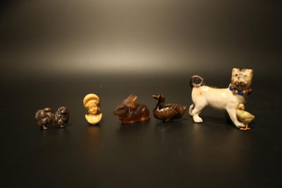 null Lot comprenant : deux chiens sculptés, l'un en métal et l'autre en porcelaine,...