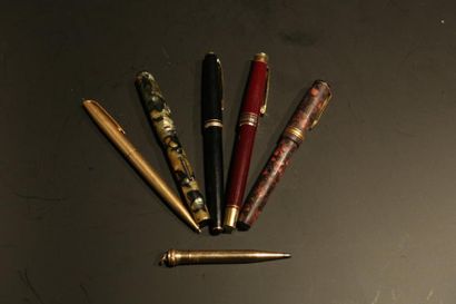 null Montblanc : Stylo generation

On y joint cinq stylos anciens dont Waterman
