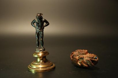 null Lot comprenant : un pulverin en corozo sculpté, XIXème siècle (petits manques)...
