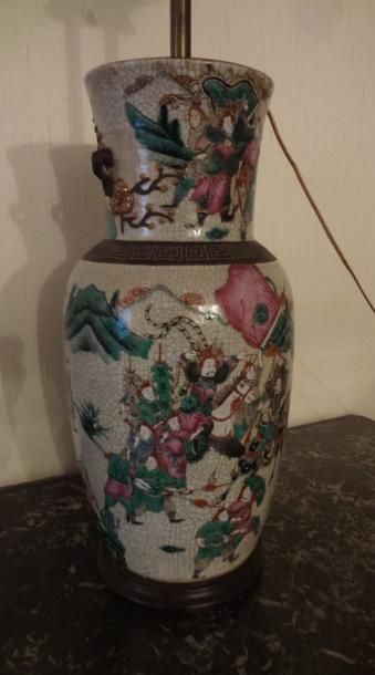 null Vase en porcelaine émaillée et craquelée de Nankin, à décor de scènes de combat.

Haut....