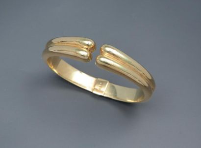 Un bracelet jonc en or jaune, 14k 585‰, composé...
