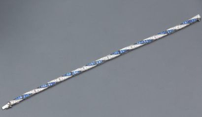 null Un bracelet ruban en or gris 18K 750‰, composé en alternance de bandeaux sertis...