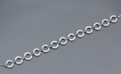 null Un bracelet en or gris 18K 750‰ composé de disques sertis de diamants brillantés...