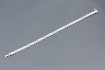 null Un bracelet souple en or gris, 18K 750‰, serti d'un pavage de diamants brillantés.

Fermoir...