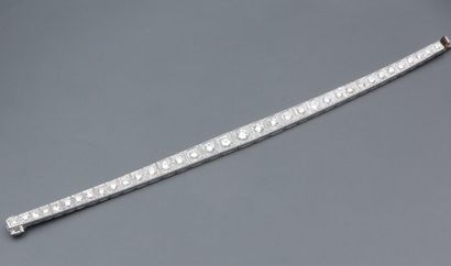 null Un bracelet souple en or gris 18K 750‰, serti d'une ligne de diamants brillantés...