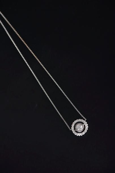 null Un pendentif en or gris, 18K 750‰, de forme ronde orné en son centre d'un diamant...