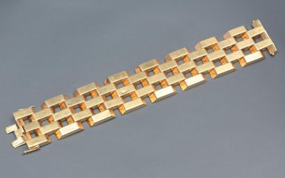 null Un large bracelet "tank" en or jaune, 18K 750‰, fermoir à cliquet avec double...
