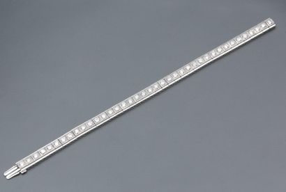 null Un bracelet en or gris articulé,18K 750‰, serti d'une ligne de diamants brillantés.

Poids...