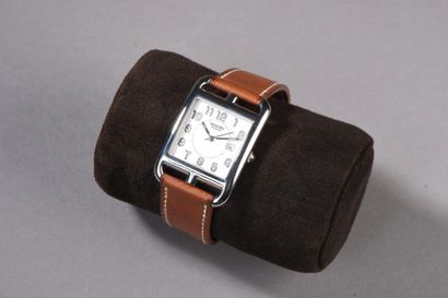 null HERMÈS Cape Cod
Montre d'homme en acier, forme rectangulaire, cadran argenté,...