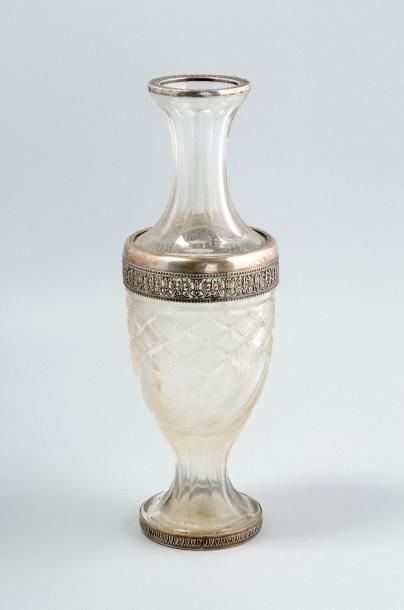 Un vase en cristal et argent, 1er titre 950‰,...