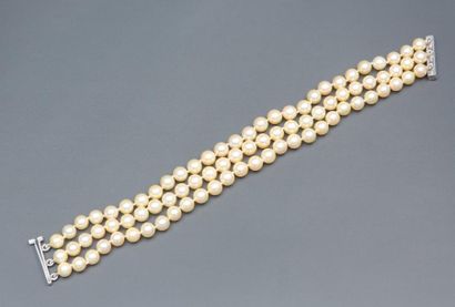 Bracelet de trois rangs de perles de culture....