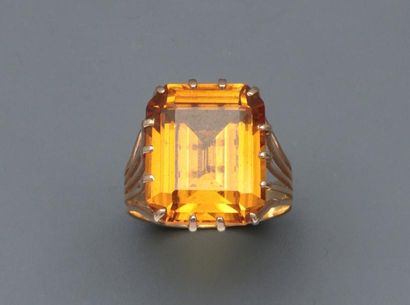 null Une bague en or jaune 18K 750‰, sertie d'une pierre synthétique orange.

TDD...