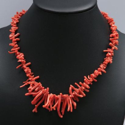 null Un collier de bâtonnets en corail.

Longueur : 44 cm