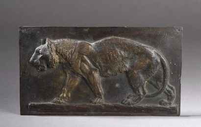 null Ecole italienne du XIXe siècle


Lionne


Bas-relief en bronze à patine brune


Signé...