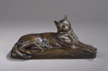null Louis RICHE (1877 – 1949)


Chat allongé


Bronze à patine brune 


Signé sur...