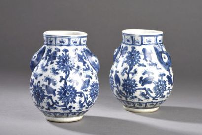 null Paire de petits vases de forme zun en porcelaine à décor en bleu sous couverte...
