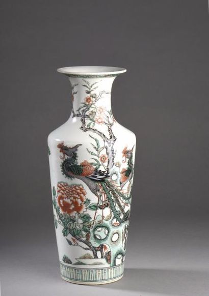 null Vase de forme rouleau en porcelaine blanche à décor d’émaux polychromes dans...